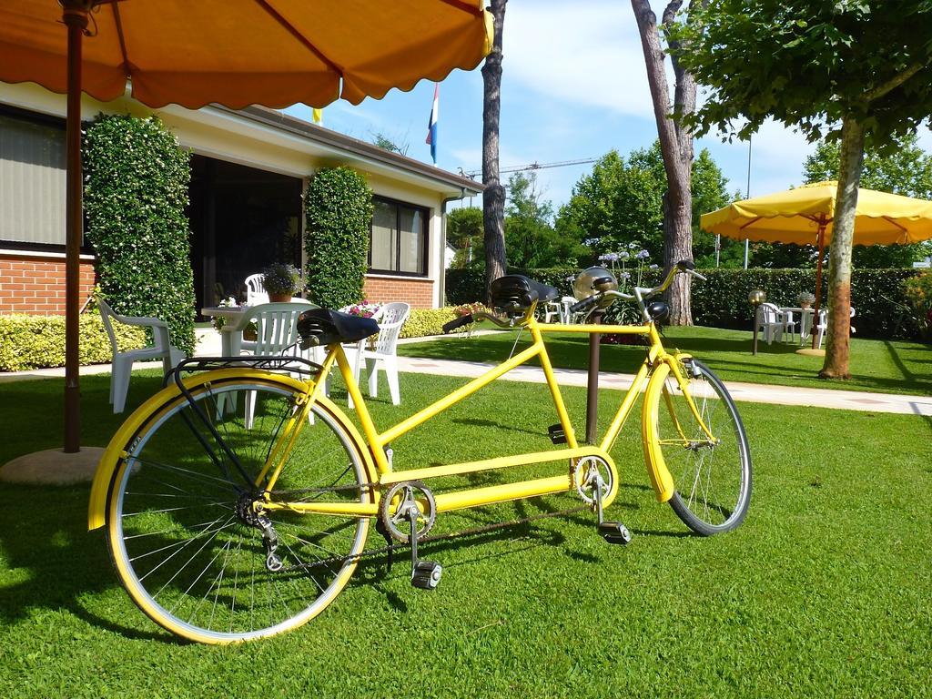 Hotel Versilia Lido di Camaiore Eksteriør billede